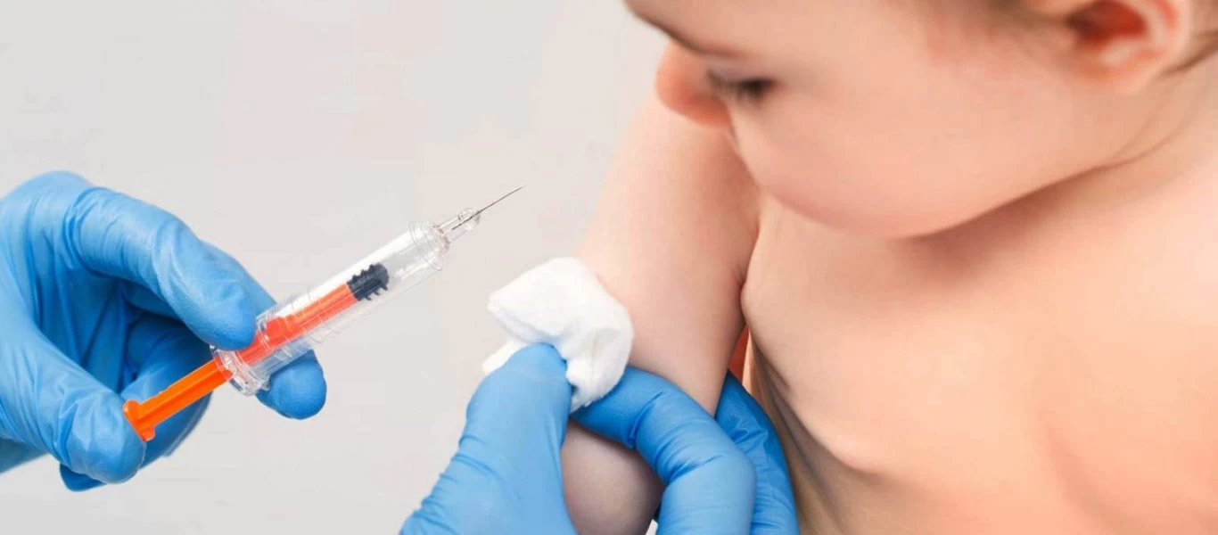 Έρχονται οι εμβολιασμοί σε μωρά: Βρέφος 8 μηνών έλαβε και τις δύο δόσεις Pfizer (φώτο)